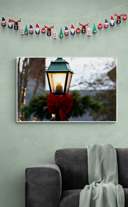Holiday Themed Wall Art Ideas: Christmas Festive Lamp Post